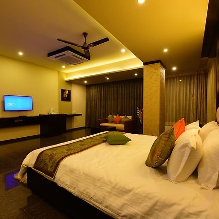 Hotel Opulence Nadiād Екстериор снимка