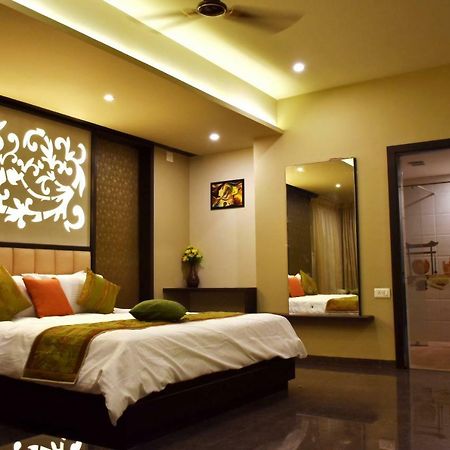 Hotel Opulence Nadiād Екстериор снимка
