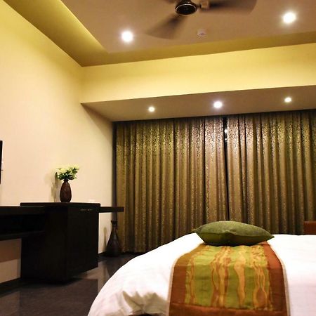 Hotel Opulence Nadiād Екстериор снимка