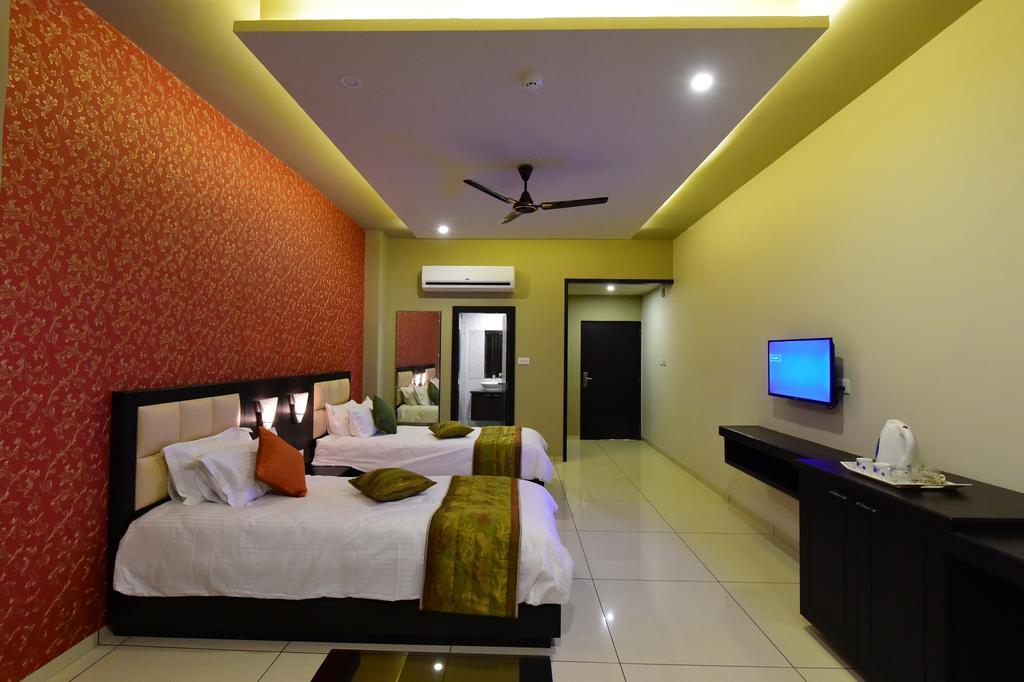 Hotel Opulence Nadiād Екстериор снимка