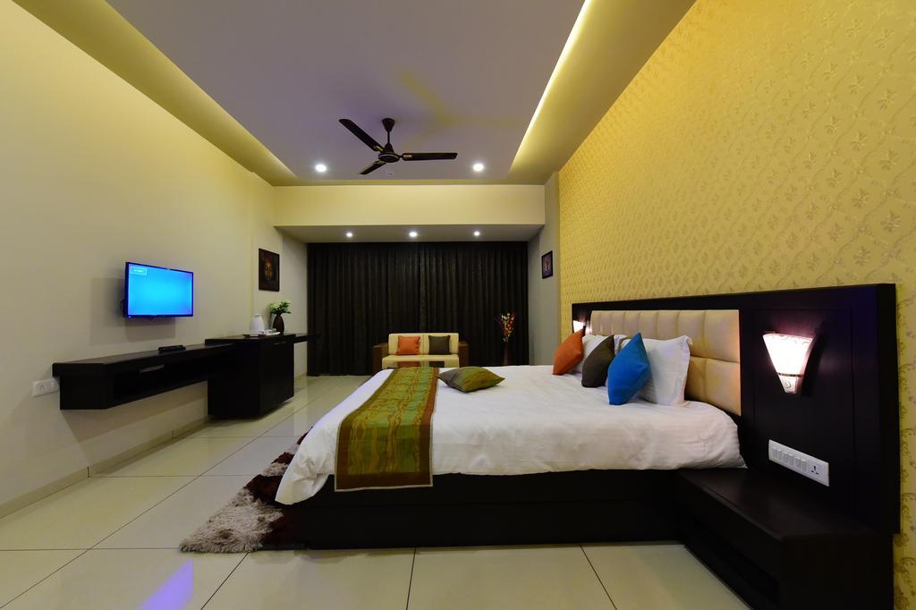 Hotel Opulence Nadiād Екстериор снимка