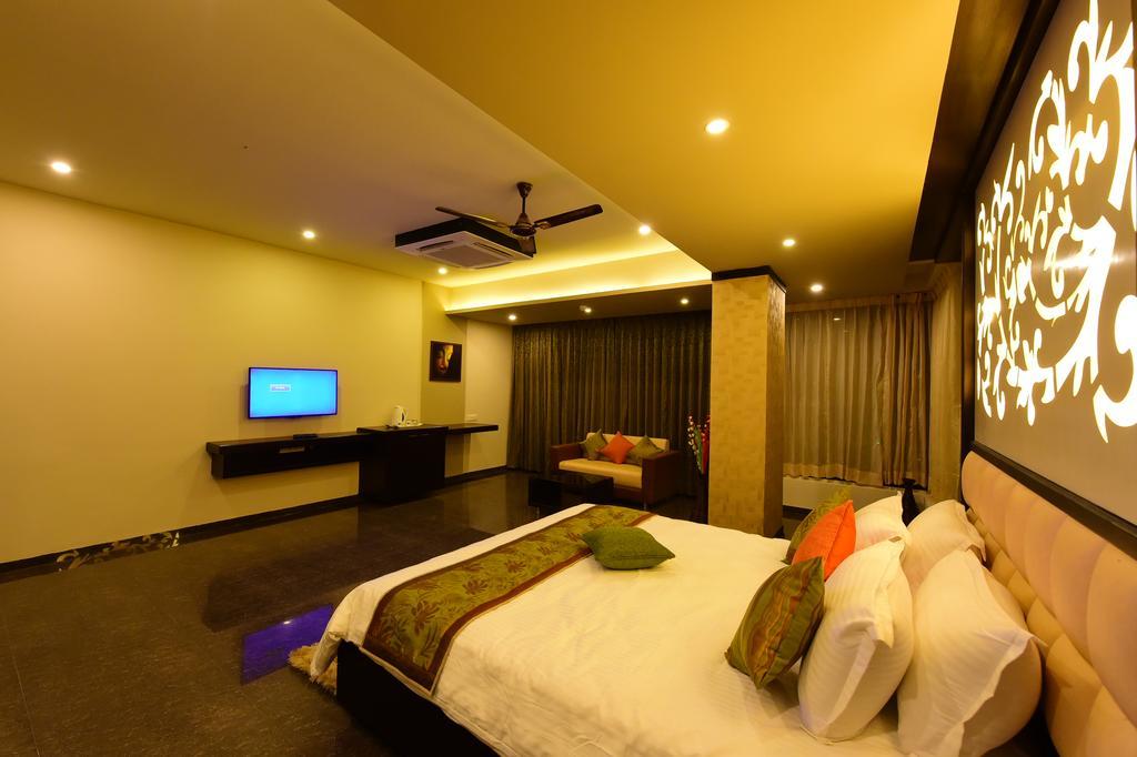 Hotel Opulence Nadiād Екстериор снимка