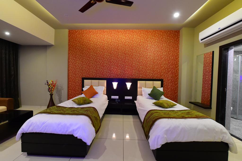 Hotel Opulence Nadiād Екстериор снимка