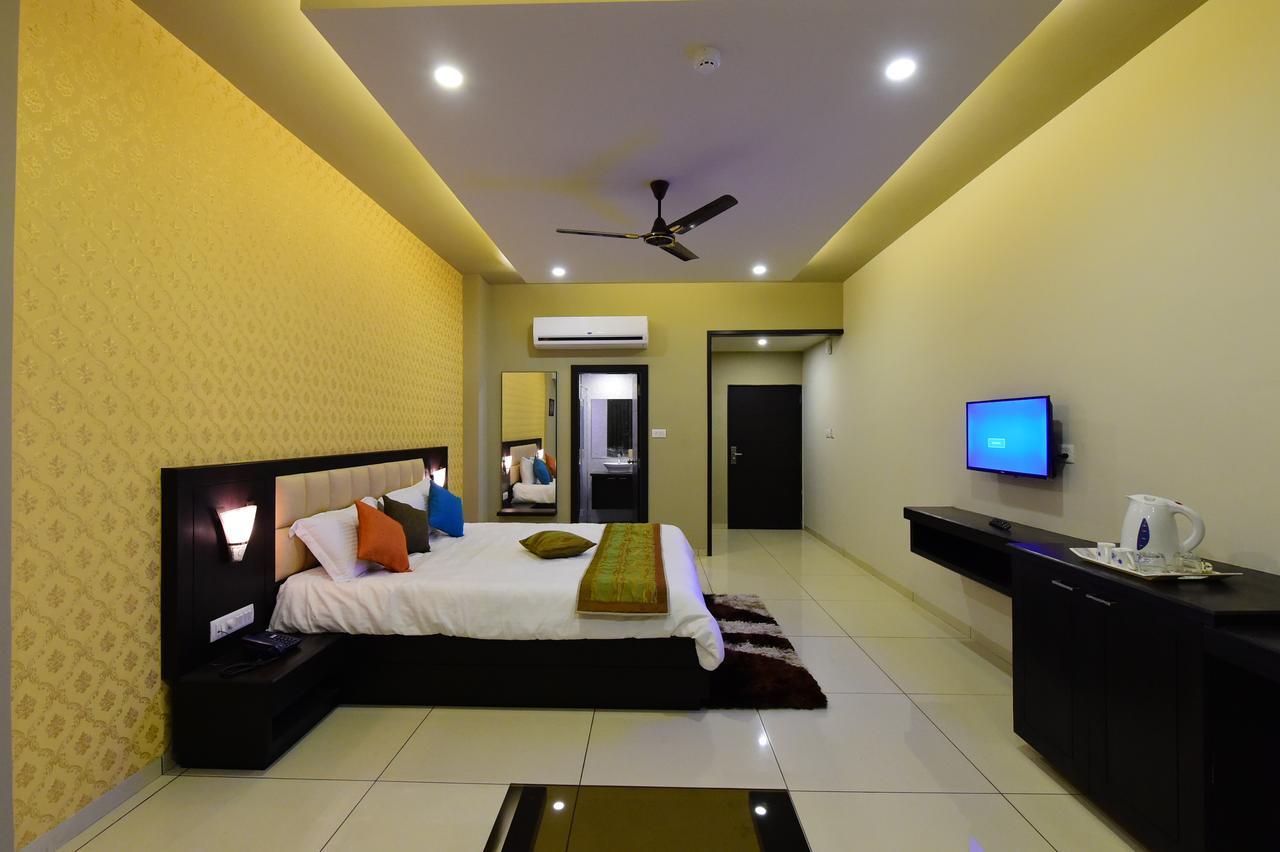 Hotel Opulence Nadiād Екстериор снимка